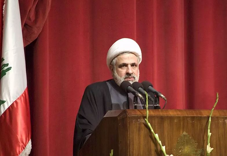 Naim Kassem, líder do Hezbollah, reafirma que o grupo não irá se desarmar enquanto persistirem ataques de Israel e acusa governo de favorecer o inimigo