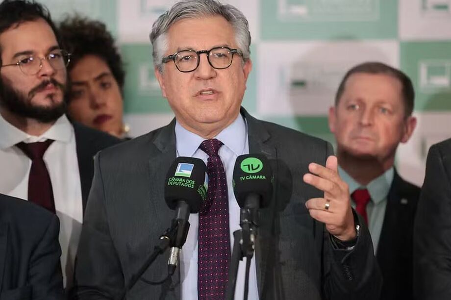 Alexandre Padilha reage após governo dos EUA cancelar vistos da esposa e filha; programa Mais Médicos volta ao centro da tensão diplomática.