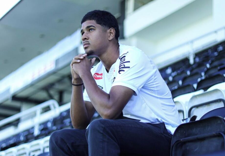 Zagueiro João Ananias renova contrato com o Santos