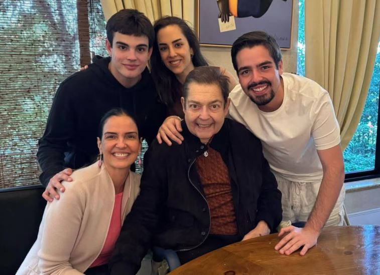 Faustão ao lado da esposa Luciana Cardoso, e dos filhos Lara, João e Rodrigo
