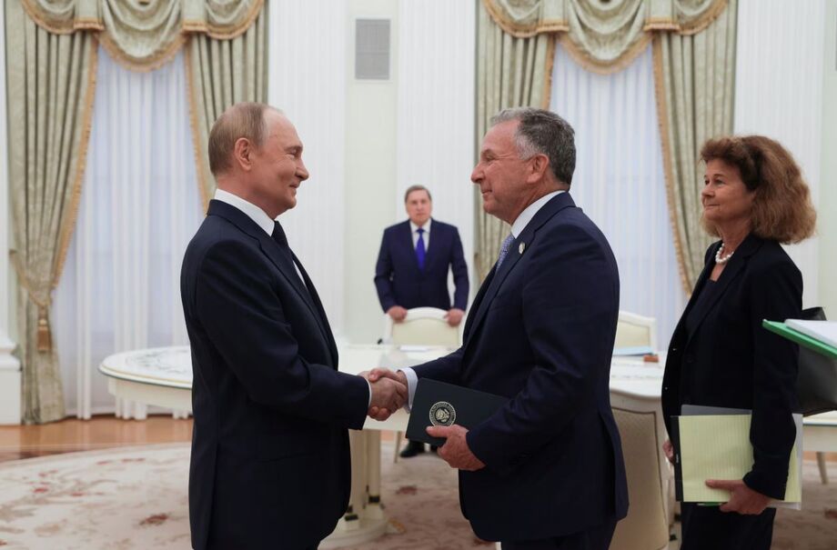 O presidente da Rússia, Vladimir Putin (esquerda), e o enviado do presidente dos Estados Unidos, Donald Trump, Steve Witkoff (direita), apertam as mãos durante um encontro no Kremlin, em Moscou, Rússia.