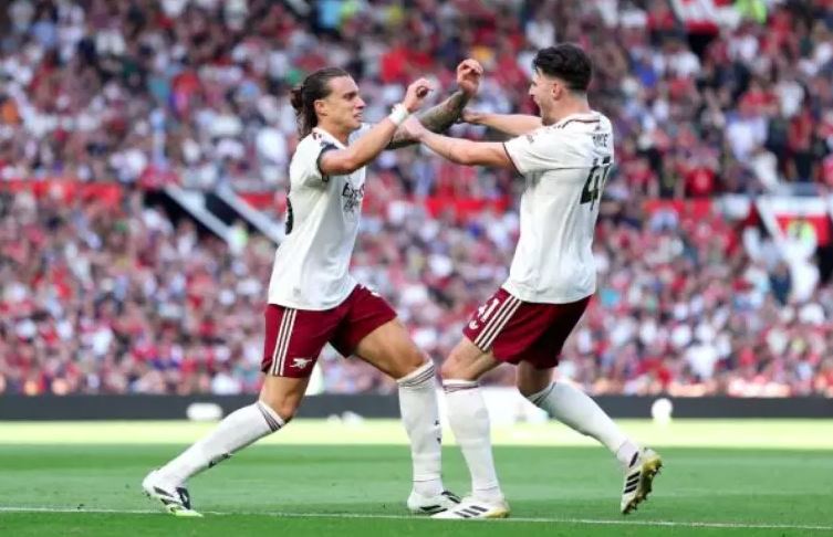 Calafiori celebra o gol que marcou para o Arsenal na vitória sobre o Manchester United.