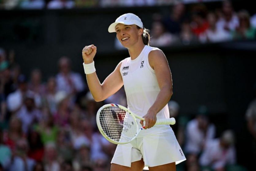 Iga Swiatek comemora vaga na final do WTA 1000 de Cincinnati após vitória sobre Elena Rybakina em dois sets