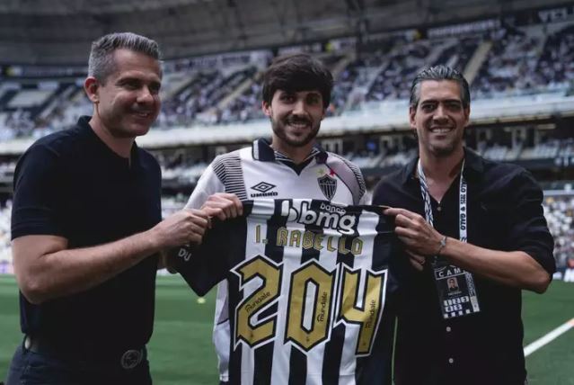 Igor Rabello ganha do Atlético uma camisa com o número 2024, o seu total de jogos pelo clube
