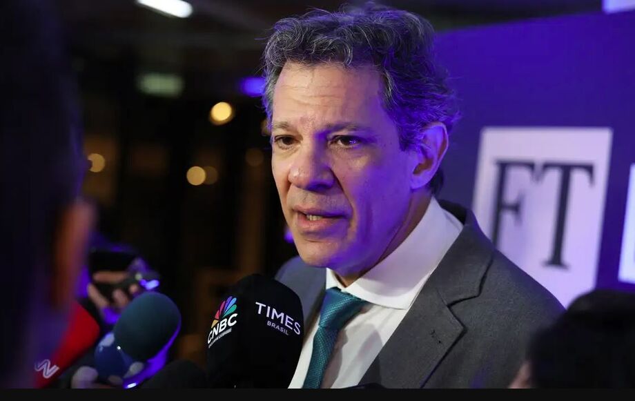 Fernando Haddad criticou a tarifa imposta pelos Estados Unidos e a interferência de Eduardo Bolsonaro nas negociações.