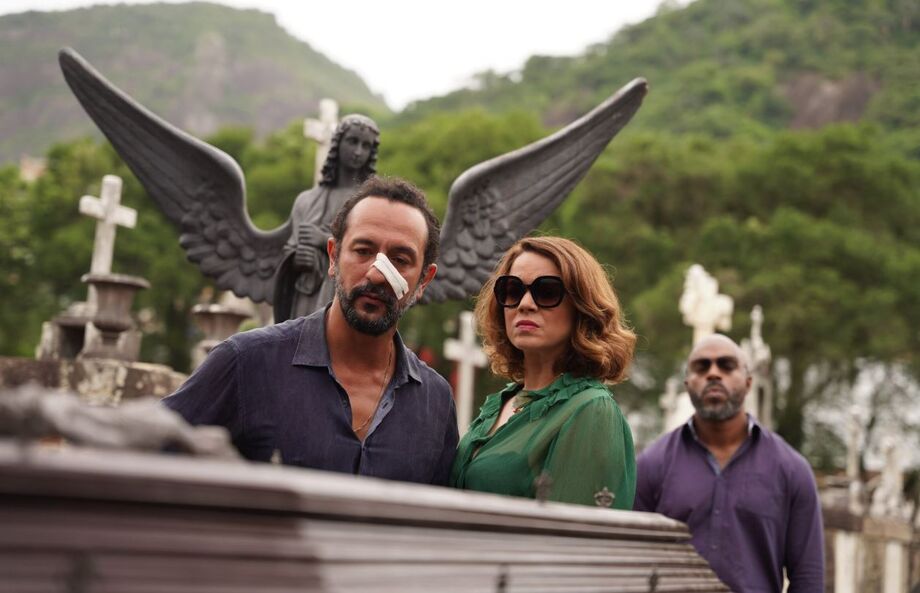 Iradhir Santos e Leandra Leal em cena de 'Os Enforcados'; longa quer mostrar a corrupção das elites a partir do universo do jogo do bicho