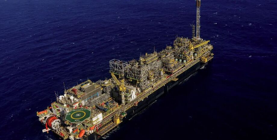 Petrobras bate recorde de produção no campo de Búzios, superando 900 mil barris diários de petróleo.