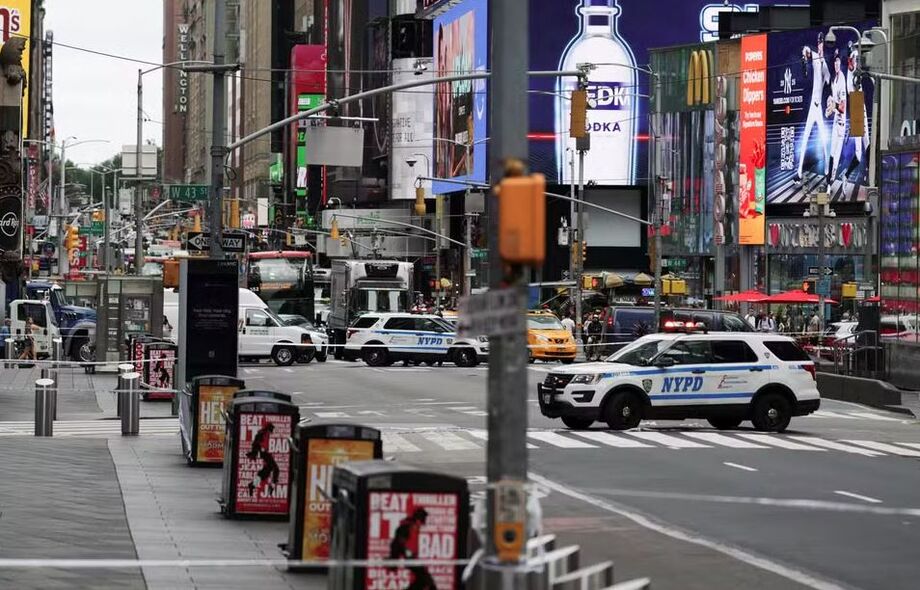 A Times Square foi evacuada após uma ameaça de bomba nesta segunda-feira, mas a área foi liberada após investigação.