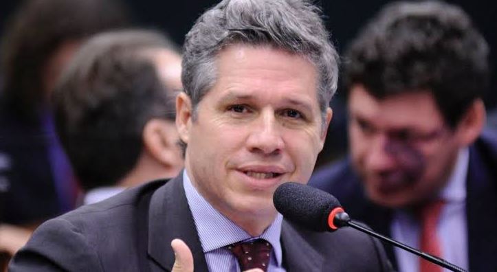 Paulo Teixeira propõe que governo compre produtos afetados por tarifas dos EUA para reduzir impacto aos produtores.