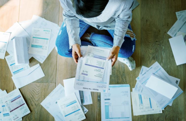 Na lista de dívidas estão despesas mensais estão faturas de cartão de crédito, empréstimos bancários e contas de serviços essenciais