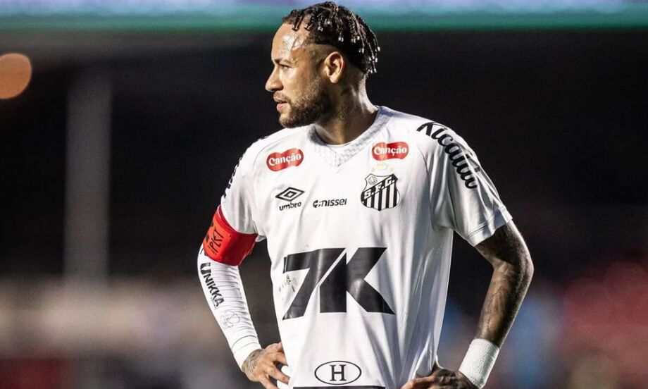 Neymar, que vive momento de ascensão no Santos, retorna à pré-lista de convocados da seleção brasileira, mas sua possível convocação divide opiniões. Críticas surgem sobre sua forma atual.