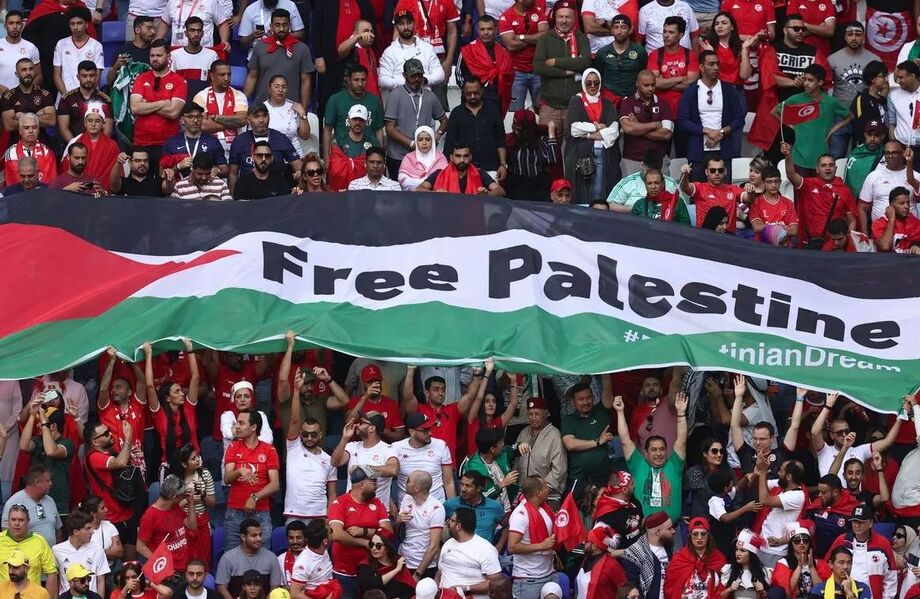 Torcedores seguram uma bandeira da Palestina com a inscrição Palestina Livre durante a partida do Grupo D da Copa do Mundo da FIFA Qatar 2022 entre Tunísia e Austrália no Al Janoub Stadium em Al Wakrah, Qatar.