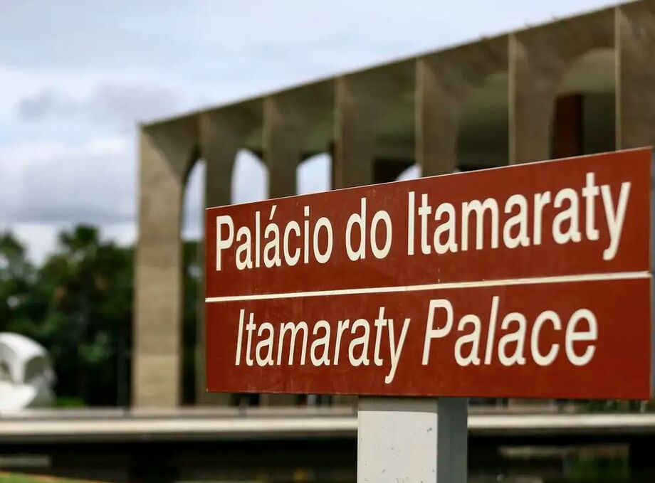 Itamaraty enviou pedido de visto para Alexandre Padilha após cancelamento das autorizações da esposa e da filha do ministro.