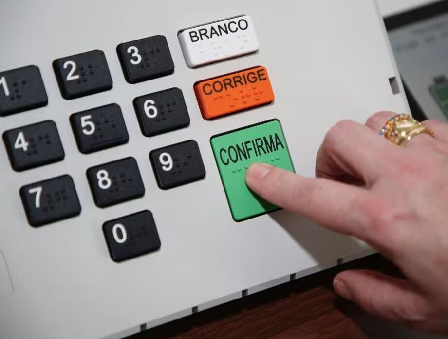 Senado aprova emenda que prevê volta do voto impresso, tema já rejeitado pelo STF e pelo Congresso em outras ocasiões.
