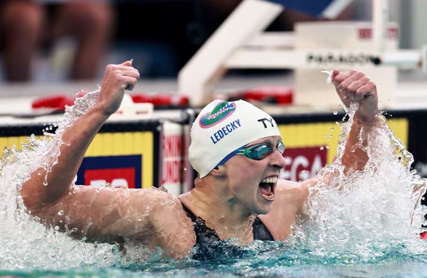 Katie Ledecky comemora a vitória nos 800 metros no Mundial de Cingapura, consolidando a reação dos Estados Unidos após críticas de lendas como Michael Phelps e Ryan Lochte.
