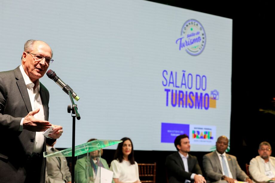 Durante sua fala no Salão do Turismo, Geraldo Alckmin ressaltou a importância de aumentar a renda da população para impulsionar o setor de turismo no Brasil.