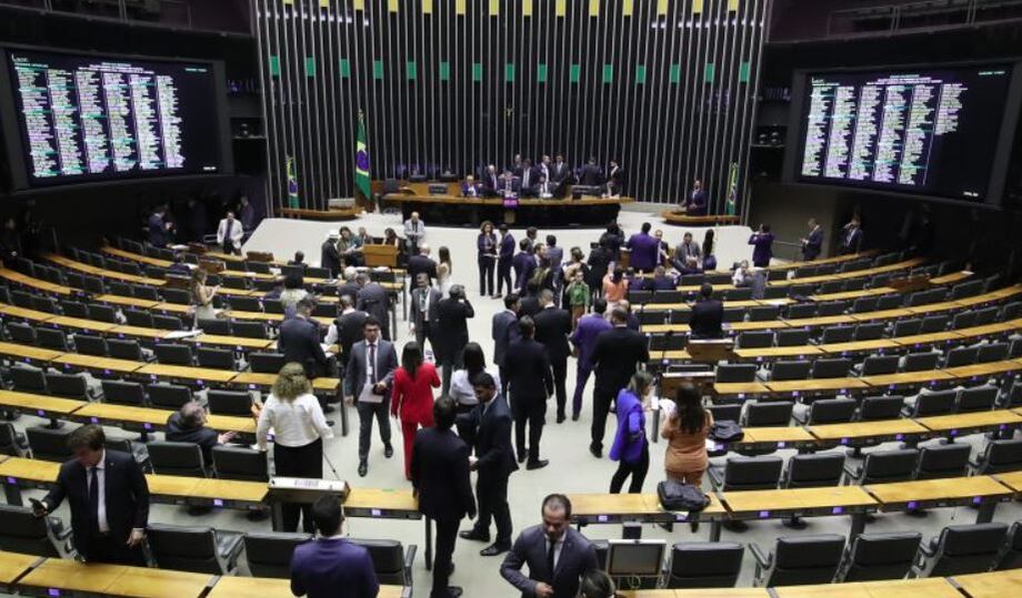 A Câmara dos Deputados aprovou por unanimidade o requerimento de urgência do projeto que isenta o Imposto de Renda para quem ganha até R$ 5 mil e propõe uma alíquota extra para os mais ricos.