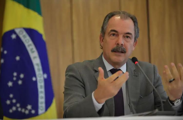 O presidente do BNDES, Aloizio Mercadante, afirma que o banco está pronto para oferecer R$ 30 bilhões em crédito emergencial a empresas prejudicadas pelas tarifas de Donald Trump.