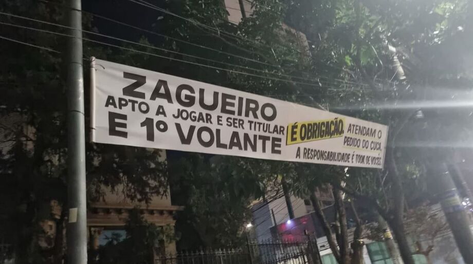 Torcedores do Atlético-MG fazem protesto cobrando reforços para a defesa e o meio de campo, com foco nas quartas de final da Copa do Brasil contra o Cruzeiro.