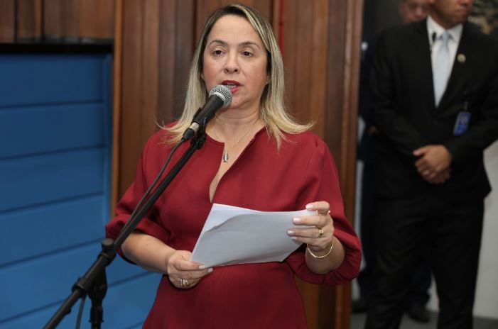 A deputada Lia Nogueira propõe um projeto de lei para conceder a fruição de feriado às mães atípicas solo no serviço público estadual de Mato Grosso do Sul, como reconhecimento ao esforço dessas mulheres.