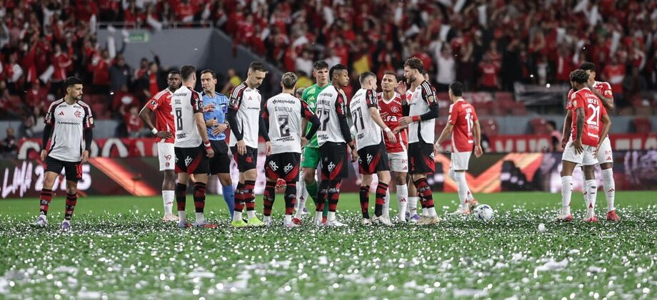 O presidente do Internacional, Alessandro Barcelos, admite falha na execução da chuva de papel picado que atrasou o início do jogo contra o Flamengo e afirma que o clube vai investigar o episódio.