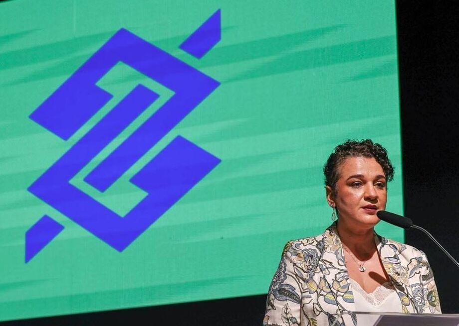 Tarciana Medeiros, presidente do Banco do Brasil, defende a solidez da instituição e combate as críticas relacionadas à segurança e aos resultados financeiros do banco.
