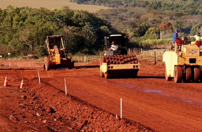 A pavimentação da rodovia CG-150 promete transformar a vida dos produtores rurais, melhorando o escoamento de produtos e valorizando as propriedades ao redor de Campo Grande e Jaraguari.