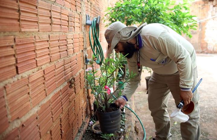 Mato Grosso do Sul registra mais de 7 mil casos confirmados de dengue e alerta sobre o aumento de casos de Chikungunya. A vacinação contra a dengue segue como prioridade no estado.