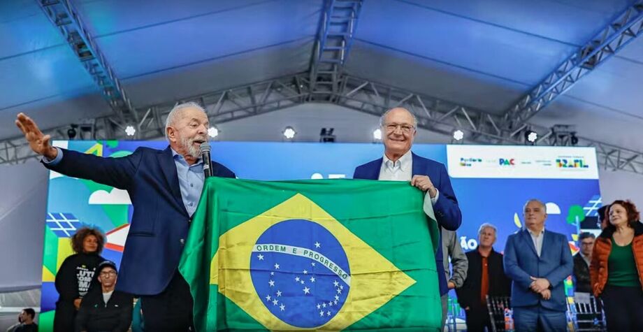 Lula discursa ao lado do vice-presidente Geraldo Alckmin (PSB) em Osasco, na Grande SP, e fala sobre negociações do Brasil contra o tarifaço imposto pelos Estados Unidos ao país.
