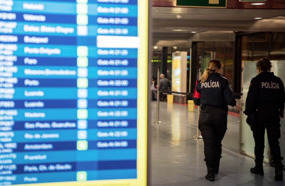 Uma brasileira foi deportada de Portugal após ser barrada no Aeroporto de Lisboa, e sua família busca reverter a situação para permitir o reencontro em Portugal.