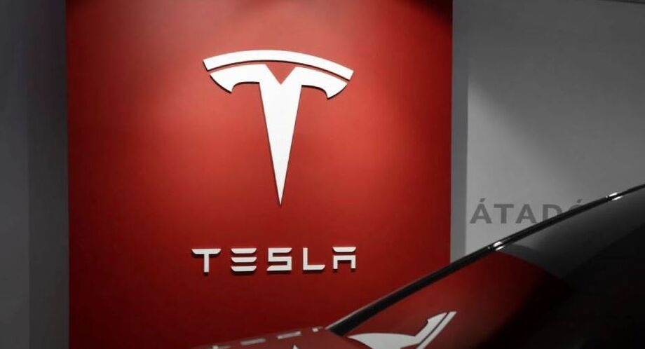 Tesla enfrenta investigação por falhas na entrega de relatórios sobre acidentes envolvendo sua tecnologia de direção automatizada