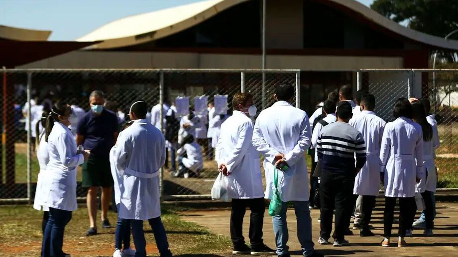 Estudantes concluintes de medicina se preparam para o Enamed 2025, com novas regras para atendimentos especializados.