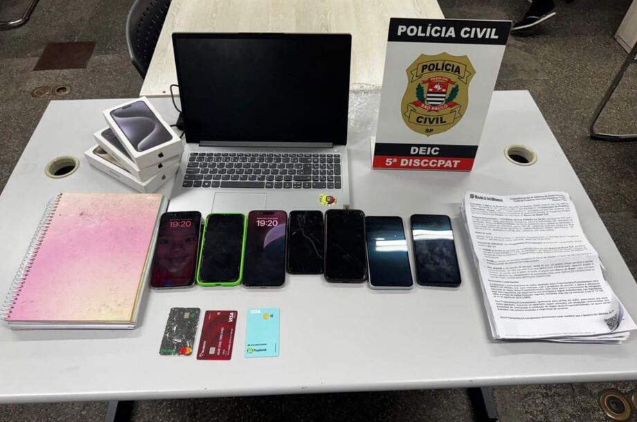 Policiais do Deic apreendem materiais em operação que resultou na prisão de três criminosos, incluindo uma estudante de Direito.