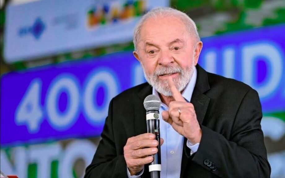 Lula durante evento em Sorocaba, onde ironizou fake news e falou sobre saúde e eleições de 2026.