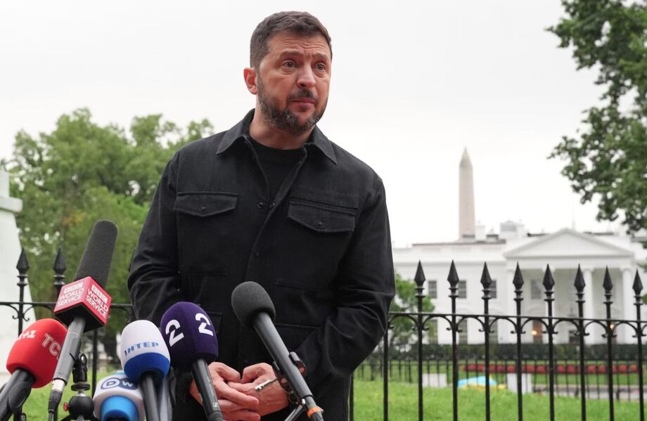 Imagem mostra o presidente da Ucrânia, Volodmir Zelenski, durante uma coletiva de imprensa na frente da Casa Branca, no dia 18. Ataques contra infraestrutura russa acontecem durante negociações para o fim da guerra