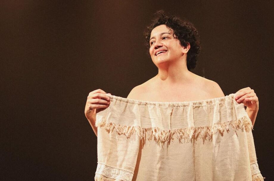 Júnia Pereira apresenta (Im)possível Memória, solo que reconstitui a memória de uma ancestral escravizada.