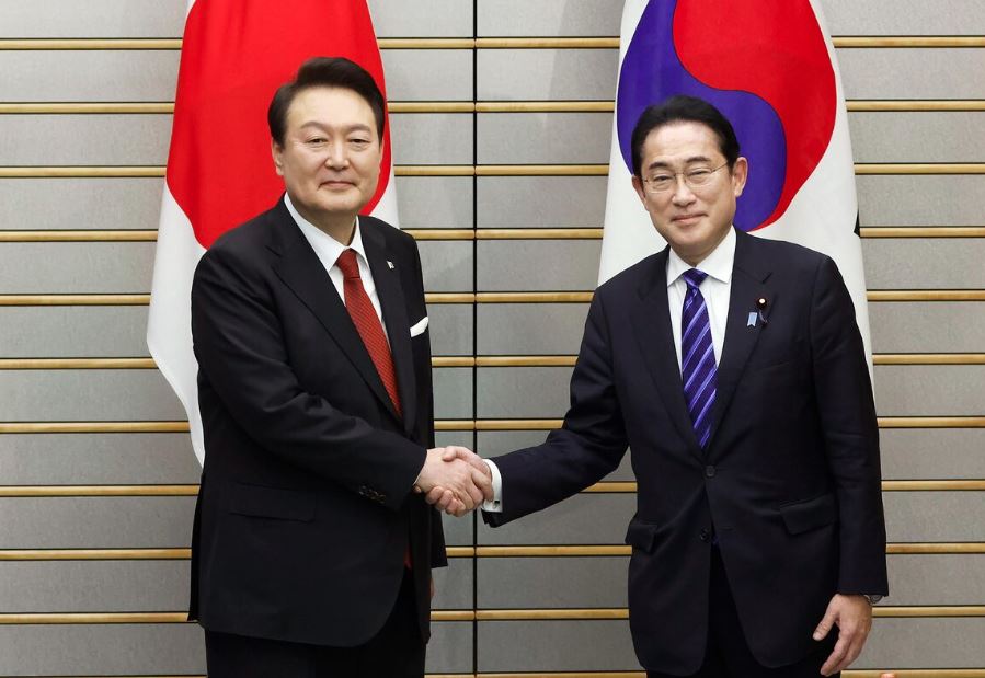 O presidente sul-coreano, Yoon Suk-yeol (E), é recebido pelo primeiro-ministro japonês, Fumio Kishida, em Tóquio