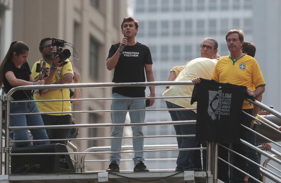 Nikolas Ferreira critica Moraes e diz que prioridade do bolsonarismo deve ser o 'Fora Lula' e o impeachment do ministro do STF.