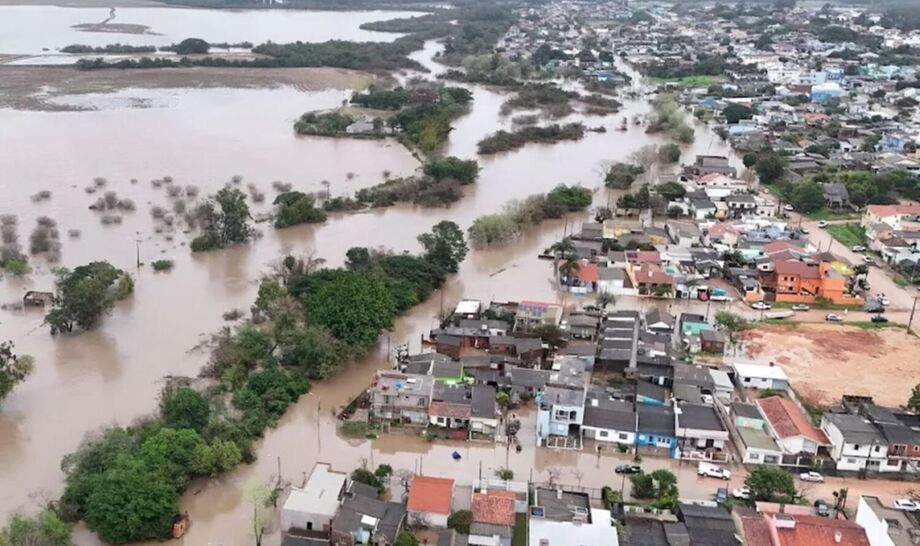 Ruas alagadas em São Lourenço do Sul após o transbordamento do Arroio São Lourenço, que desalojou centenas de moradores