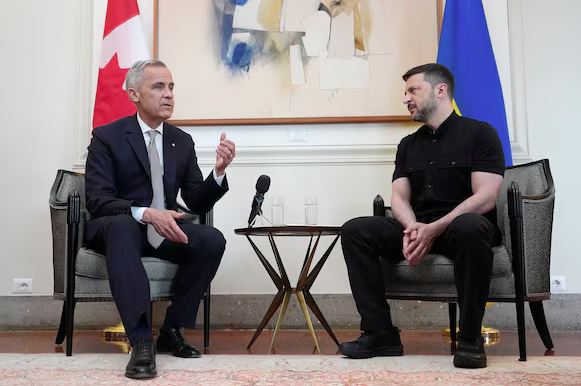 Mark Carney e Volodymyr Zelensky durante celebração do Dia da Independência da Ucrânia, neste domingo, em Kiev