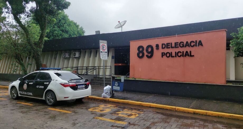 Polícia Civil investiga assalto à casa da mãe e avós do senador Flávio Bolsonaro em Resende (RJ)