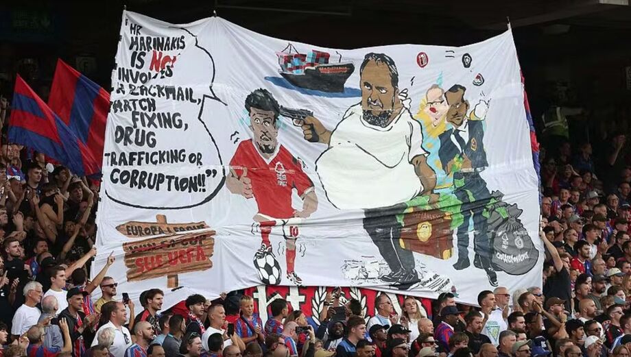 Torcida do Crystal Palace protesta contra dono do Nottingham Forest e chama Textor de palhaço