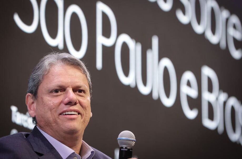 Governador Tarcísio de Freitas durante participação no Seminário Brasil Hoje, onde defendeu corte de ministérios e medidas fiscais para modernizar o Brasil.
