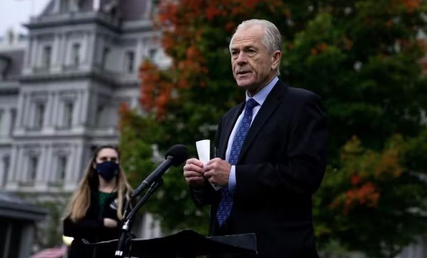 Peter Navarro, conselheiro de Donald Trump, durante entrevista à Fox Business, criticando as compras de petróleo da Rússia pela Índia e Europa e defendendo tarifas sobre móveis importados.