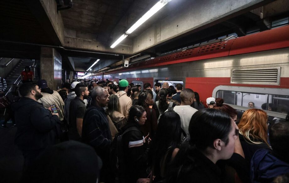Passageiros lotam as plataformas da Estação Palmeiras-Barra Funda da CPTM