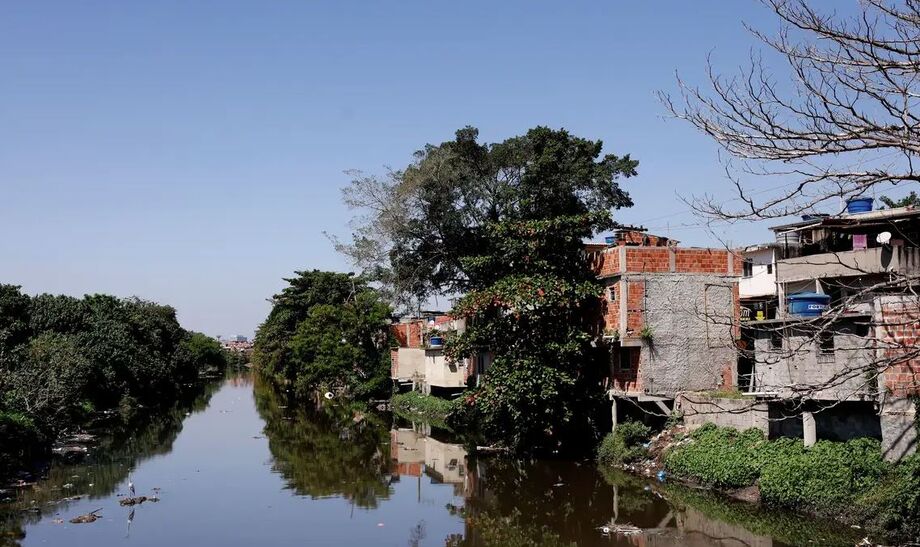 rescimento da participação privada no saneamento traz benefícios em infraestrutura, com 197 mil km de redes construídas entre 2019 e 2023.