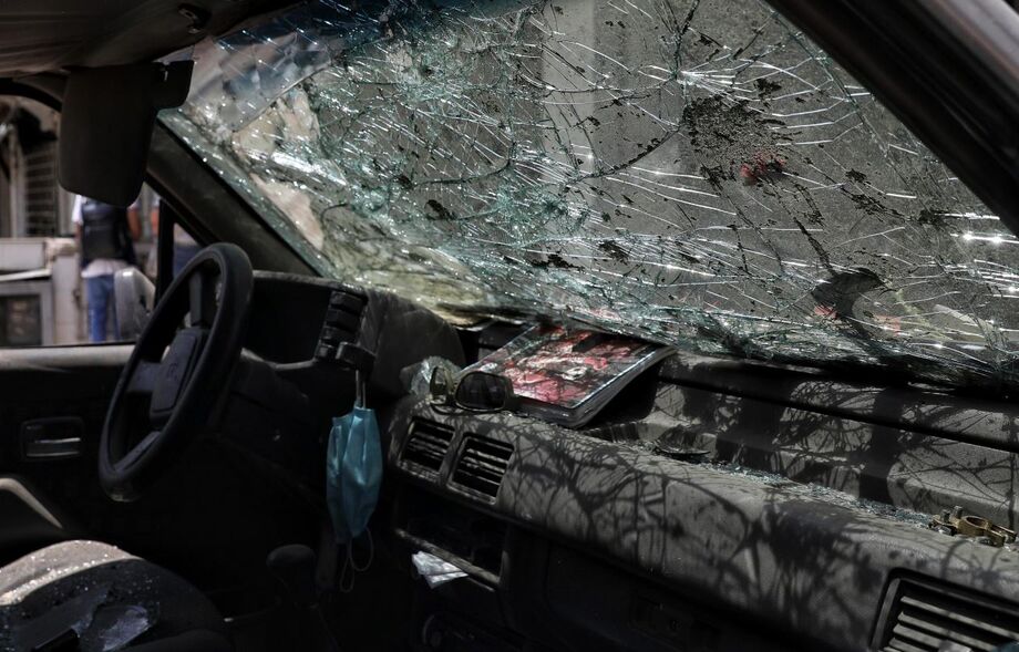 O para-brisa de um carro ficou destruído após explosão em frente a uma base da Força Aérea em Cali, Colômbia, na sexta-feira, 22 de agosto de 2025