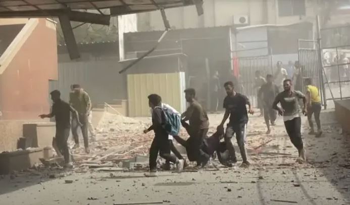 O ataque israelense ao Hospital Nasser resultou em 20 mortes, incluindo cinco jornalistas, e gerou críticas internacionais sobre as ações em Gaza.