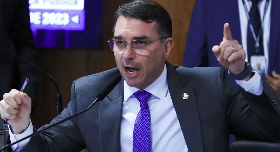 Flávio Bolsonaro preside sessão da Comissão de Segurança Pública que aprovou convite a ex-assessores de Alexandre de Moraes