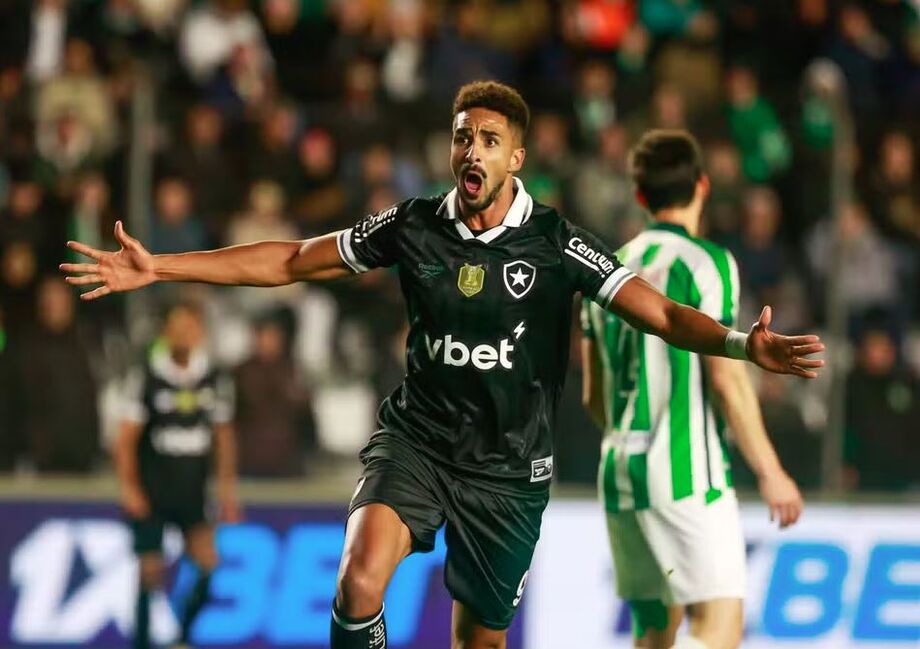 Chris Ramos marcou dois gols na estreia e foi apresentado oficialmente pelo Botafogo nesta terça-feira, no Nilton Santos